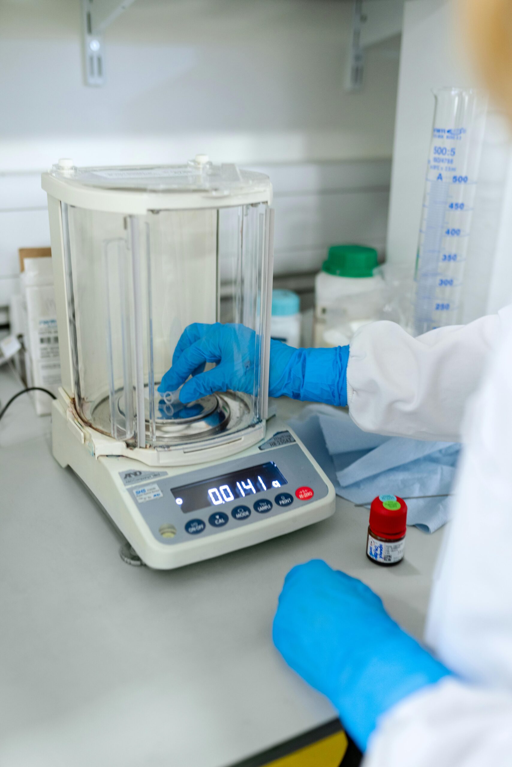 ISO 14971 training - weighing an object on a scale
