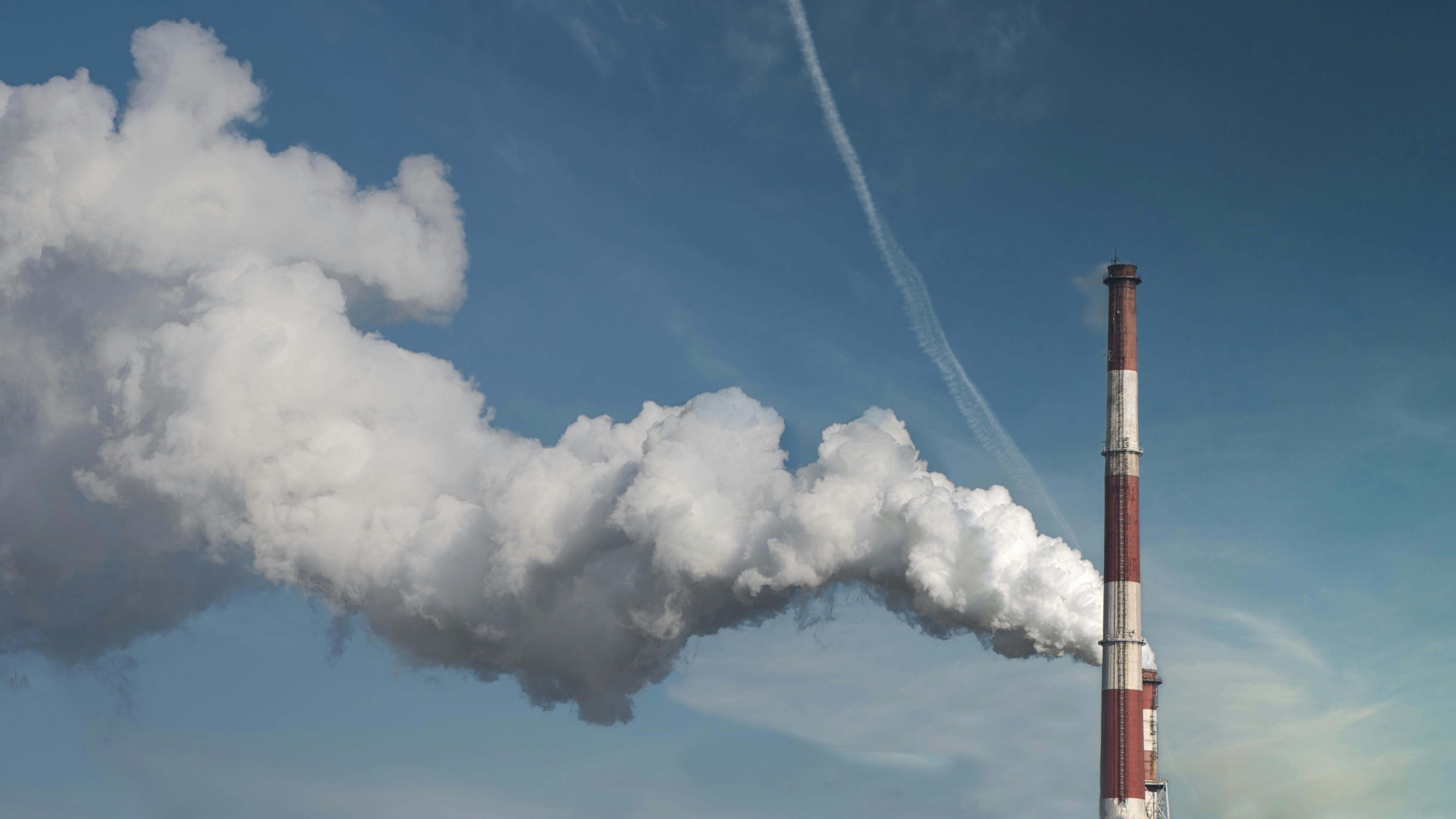 ISO 14001 2026 : pollution from a smoke stack
